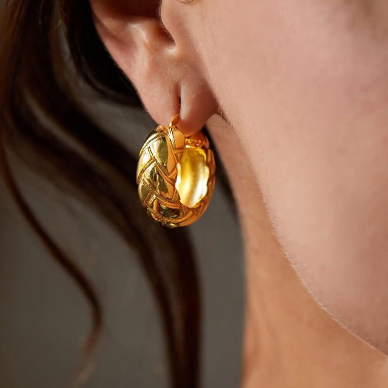 Массивные серьги-конго с ромбовидной насечкой CJR56549