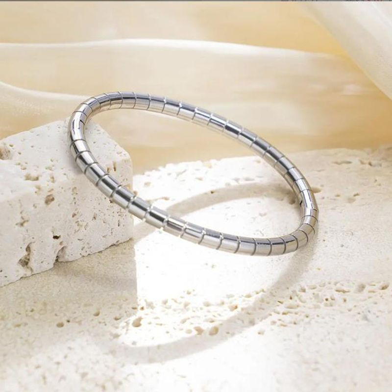 Браслет жесткий с фактурной алмазной гранью CJN81730 Браслет жесткий с фактурной алмазной гранью CJN81730