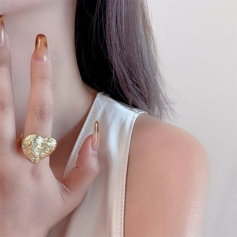 Объемная печатка-сердце с фактурной поверхностью и фианитами CJL14700