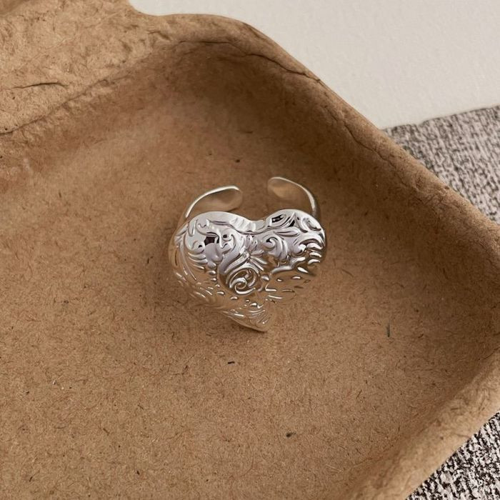 Объемная печатка-сердце с фактурной поверхностью и фианитами CJL14700