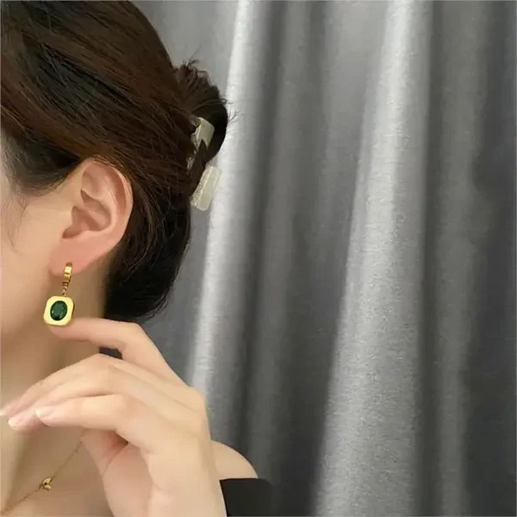 Серьги стальные с напылением золотом и фианитом J10153CJJ Серьги стальные с напылением золотом и фианитом J10153CJJ