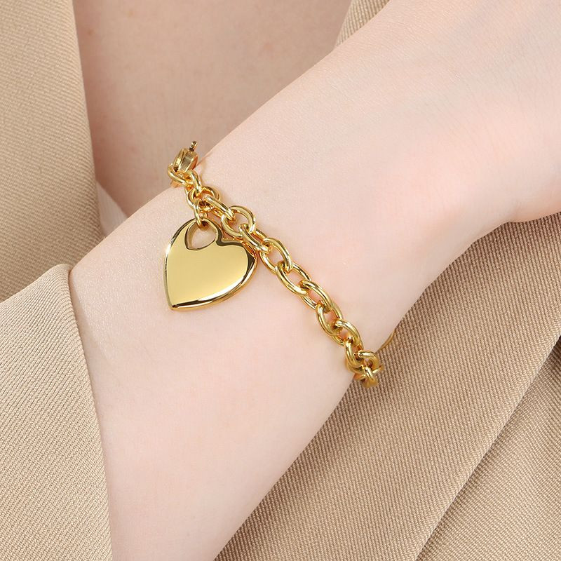 Браслет стальной с крупной подвеской в форме сердца CJL82236