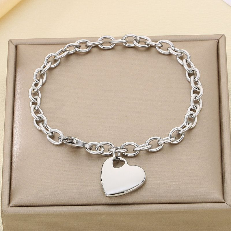 Браслет стальной с крупной подвеской в форме сердца CJL82236