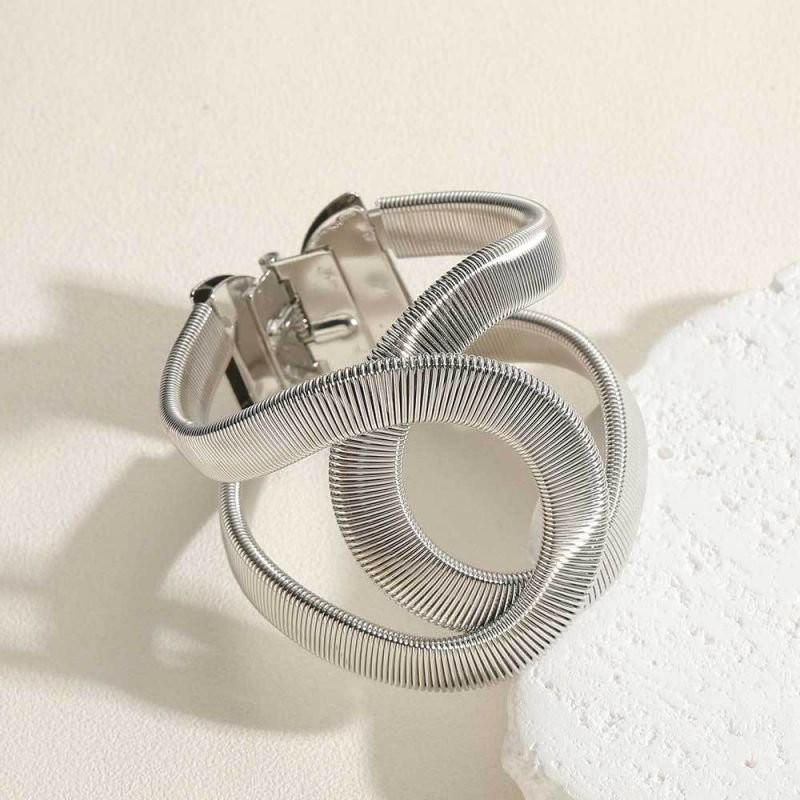 Браслет жесткий фантазийной формы с переплетением CJC58243