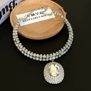 Массивный чокер с дорожками кристаллов и крупным медальоном CJD84016 Массивный чокер с дорожками кристаллов и крупным медальоном CJD84016