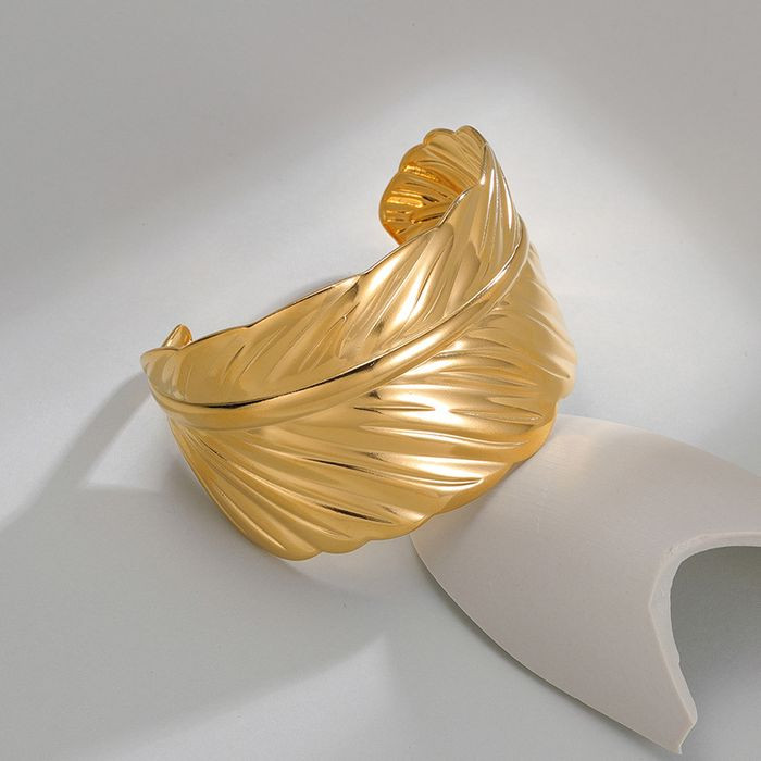 Браслет-кафф широкий в форме золотистого пера CJM28514