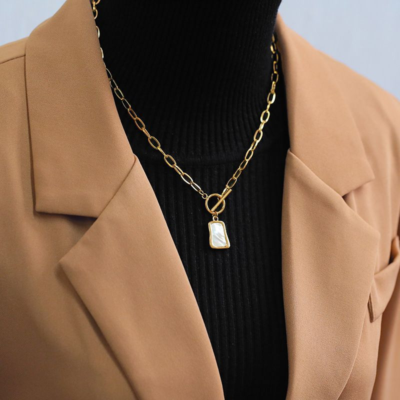 Золотистая цепь с прямоугольной жемчужной подвеской CJL96716