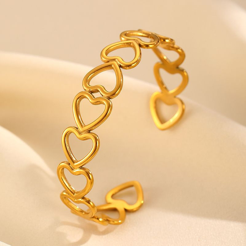 Браслет жесткий из контурных сердец CJM05434