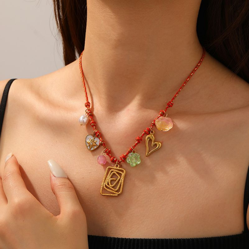 Цепочка с подвеской из акриловых элементов на текстильном шнурке CJR62474 Цепочка с подвеской из акриловых элементов на текстильном шнурке CJR62474