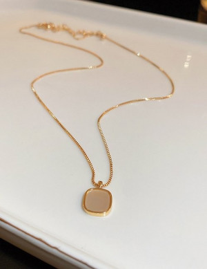 Тонкая золотистая цепочка с круглой подвеской из перламутра Z59609 Тонкая золотистая цепочка с круглой подвеской из перламутра Z59609