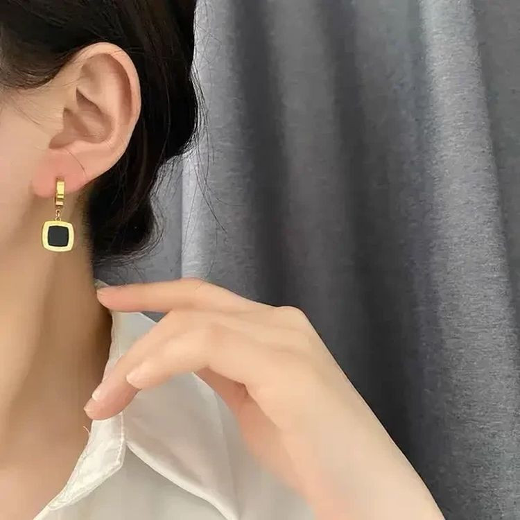 Серьги стальные с напылением золотом квадрат цифры J10149CJJ Серьги стальные с напылением золотом квадрат цифры J10149CJJ