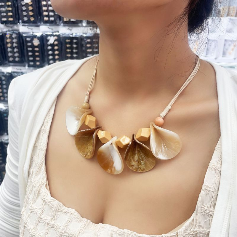 Колье-пластрон с крупными перламутровыми каплями и золотом CJR56894