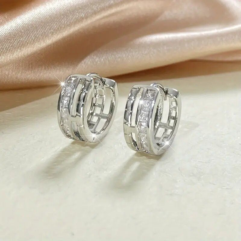 Серебристые серьги с ажурным элементом в форме буквы C CJX77300