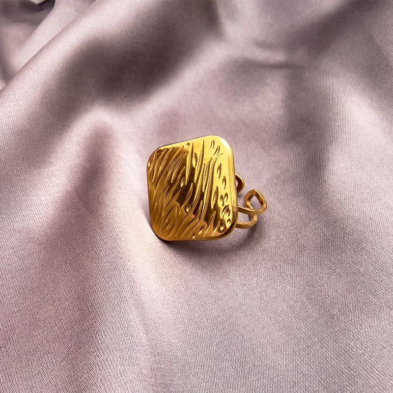 Широкое кольцо с фактурной квадратной поверхностью CJN45286 Широкое кольцо с фактурной квадратной поверхностью CJN45286