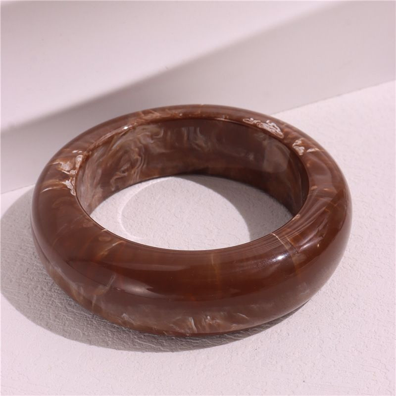 Браслет жесткий массивный с имитацией мрамора CJH40978