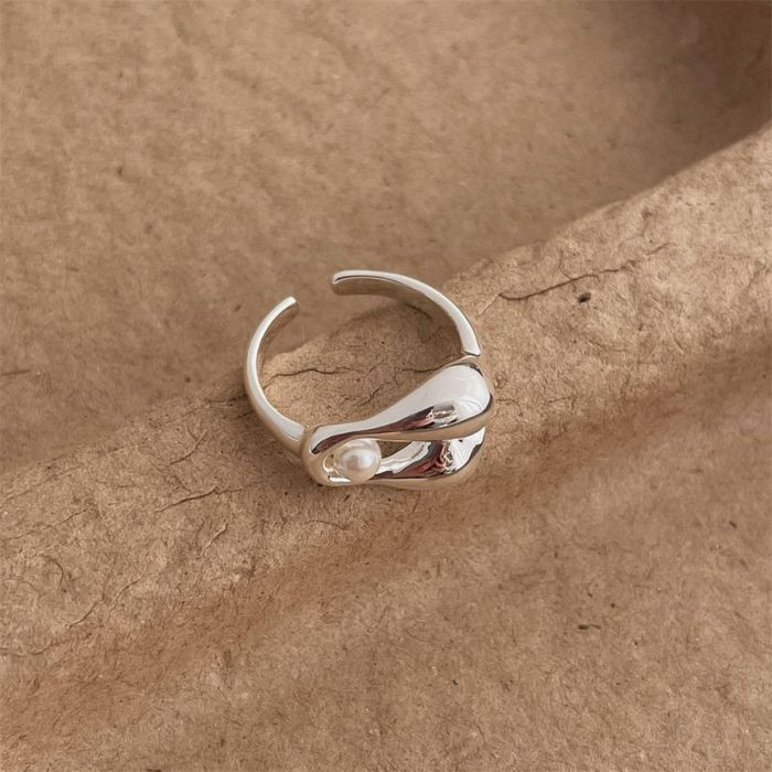 Разомкнутое кольцо в форме извивающейся капли CJL14742