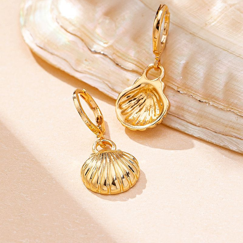 Золотистые серьги-конго с подвесками в форме морских гребешков CJP54236 Золотистые серьги-конго с подвесками в форме морских гребешков CJP54236