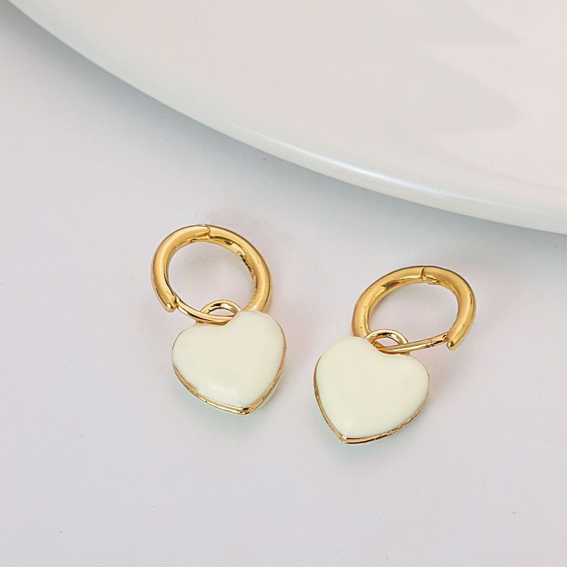 Минималистичные золотистые серьги-кольца с белыми сердцами CJH38319