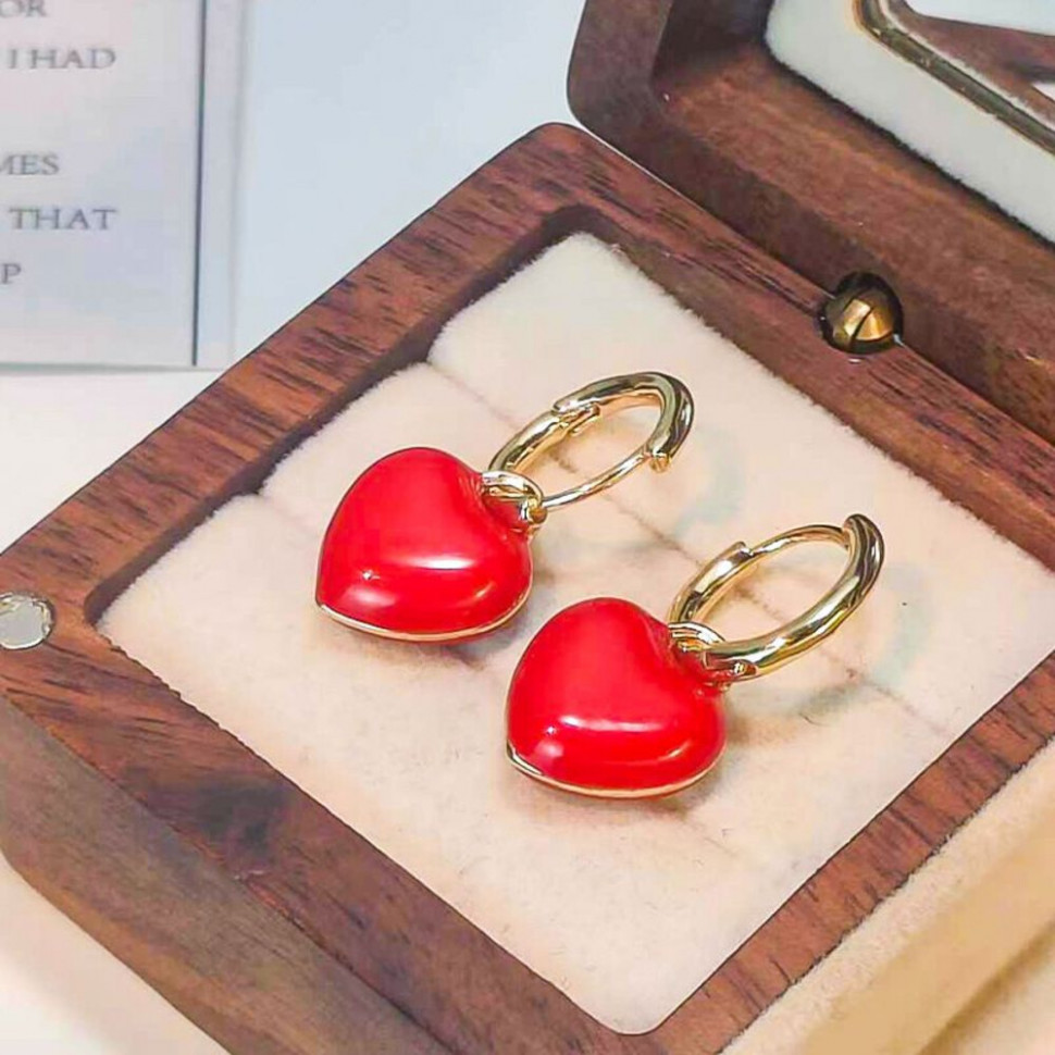 Минималистичные золотистые серьги-кольца с белыми сердцами CJH38319