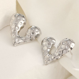Серебристые серьги-пусеты Перфорированные сердца CJH27582