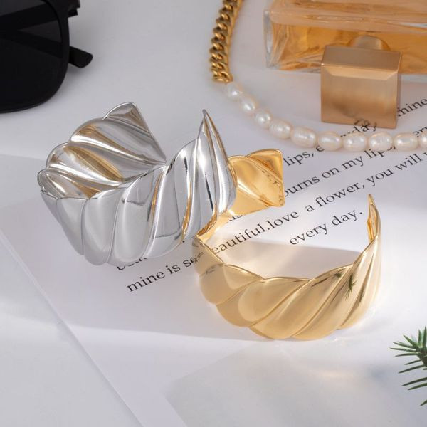 Браслет-кафф широкий с рельефными полосами CJL84059