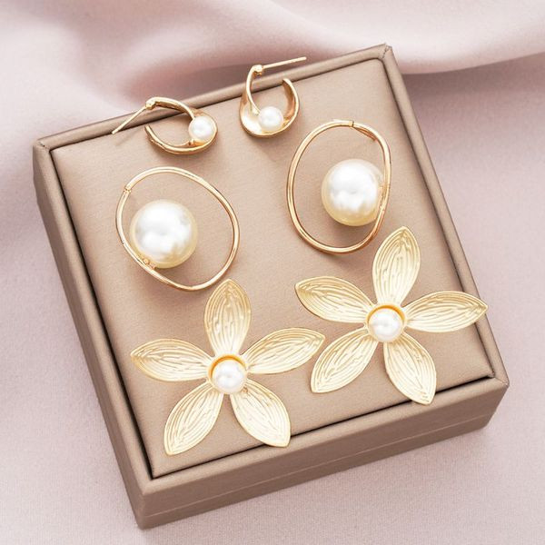 Набор крупных золотистых серег с цветами и жемчужными подвесками CJK90941