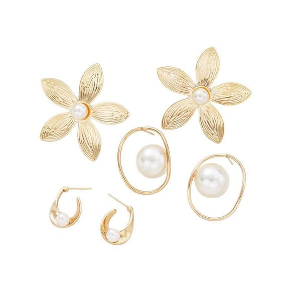 Набор крупных золотистых серег с цветами и жемчужными подвесками CJK90941