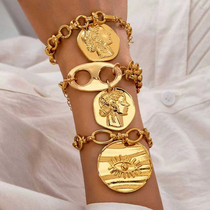 Браслет цепочка золотистого цвета с медальоном CJT19622