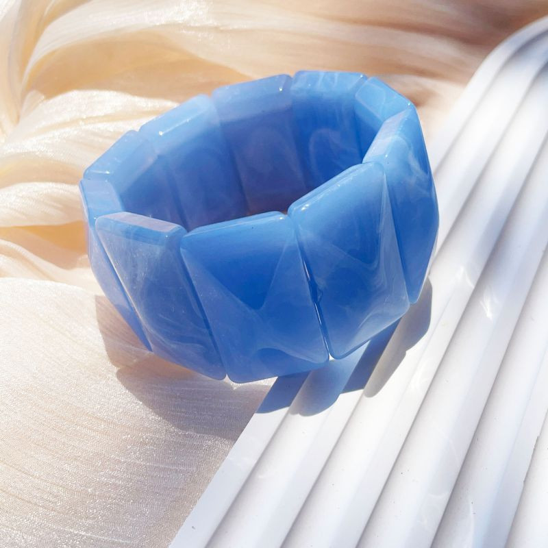 Браслет жесткий акриловый с рельефной фактурой CJR57109