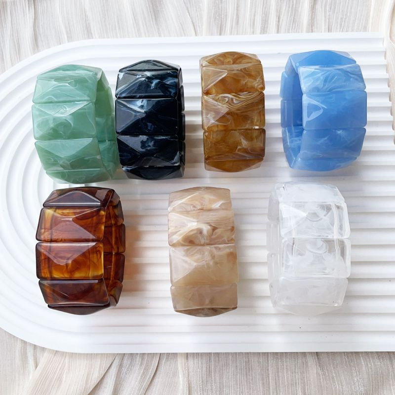 Браслет жесткий акриловый с рельефной фактурой CJR57109