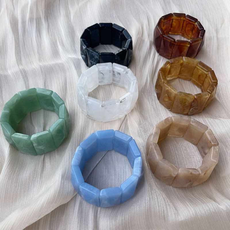 Браслет жесткий акриловый с рельефной фактурой CJR57109