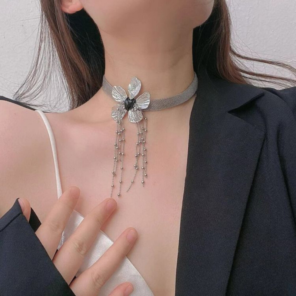 Жесткое колье широкое с акцентным цветком J11233CJJ