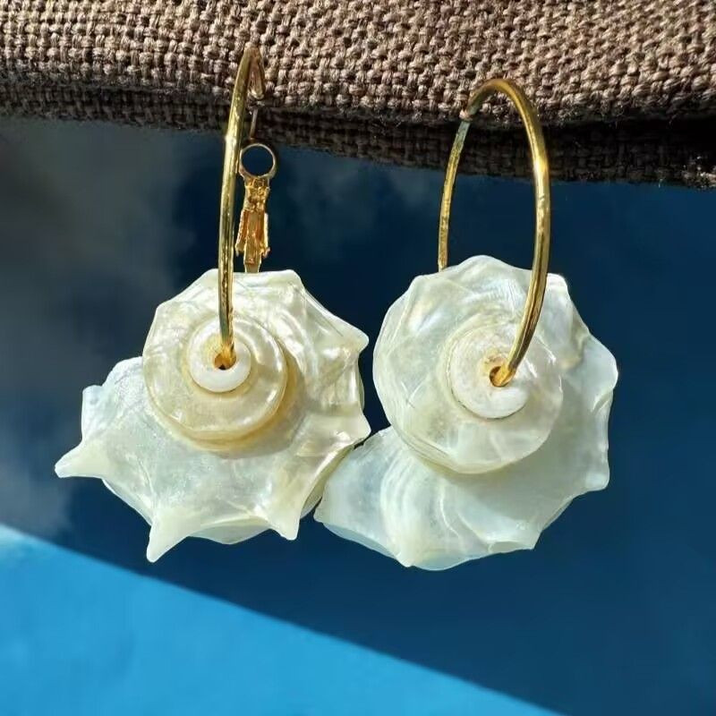 Серьги-конго с крупными подвесками из натуральной ракушки CJN37357