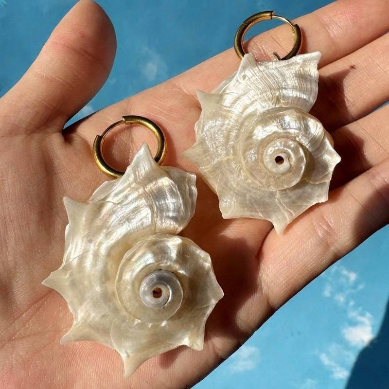 Серьги-конго с крупными подвесками из натуральной ракушки CJN37357