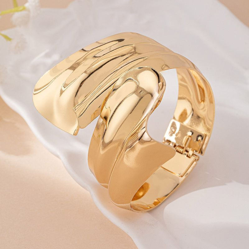 Браслет жесткий многослойный с эффектом мятого металла CJM14364