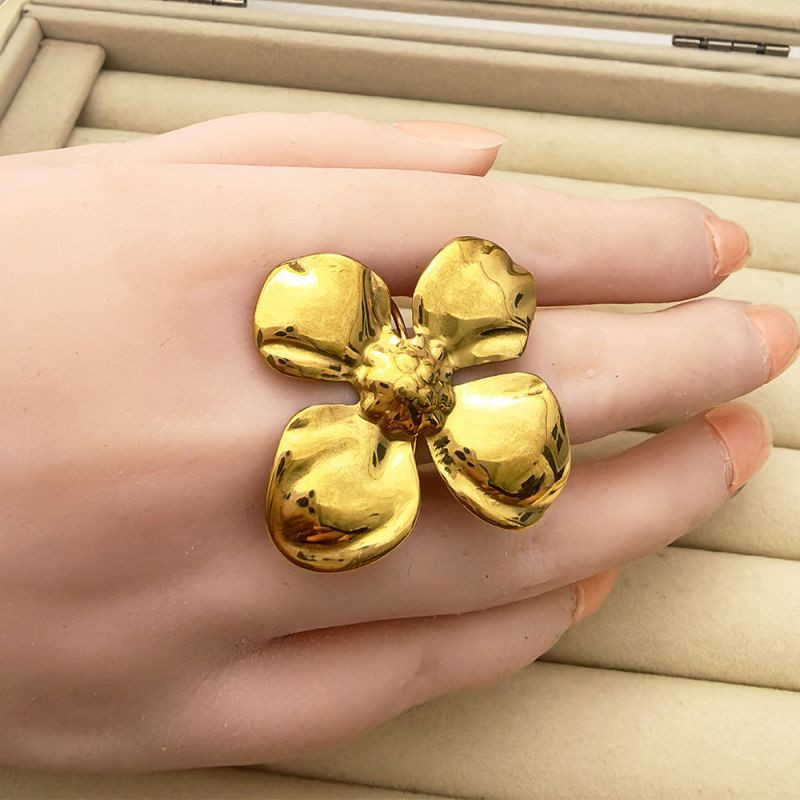 Объемное кольцо в форме четырехлистного цветка CJN45304