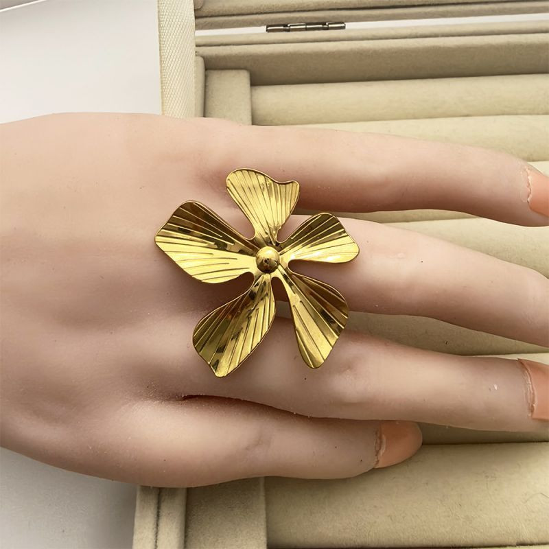 Объемное кольцо в форме четырехлистного цветка CJN45304