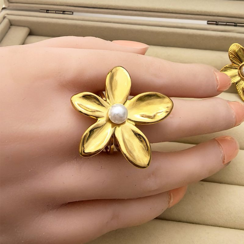 Объемное кольцо в форме четырехлистного цветка CJN45304