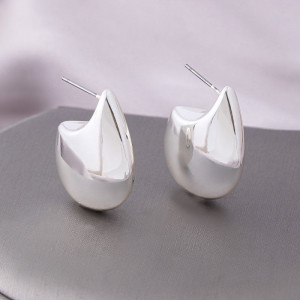 Объемные серьги-полукольца каплевидной формы CJM14415