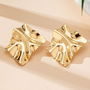 Акцентные серьги-пусеты Золотистые пластины Мятый металл CJH17298