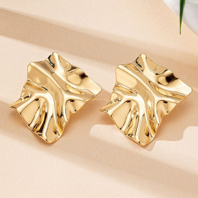 Акцентные серьги-пусеты Золотистые пластины Мятый металл CJH17298