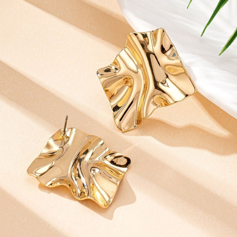 Акцентные серьги-пусеты Золотистые пластины Мятый металл CJH17298