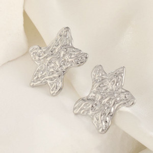 Серебристые фактурные серьги-пусеты Звезды CJH27484