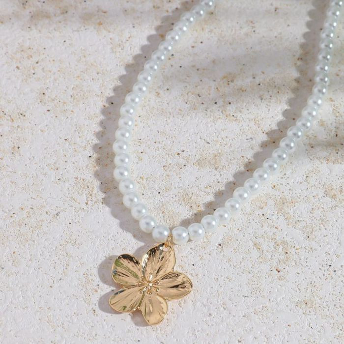 Тонкая цепочка из мелкого жемчуга с кулоном-цветком CJM69588
