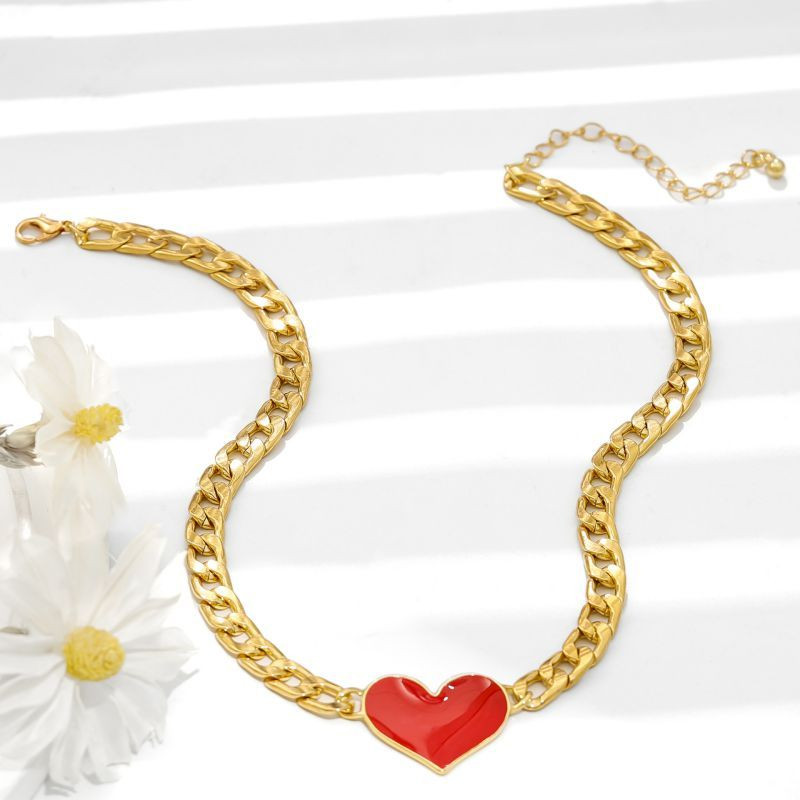 Золотистая цепь с крупным красным сердцем CJL97626