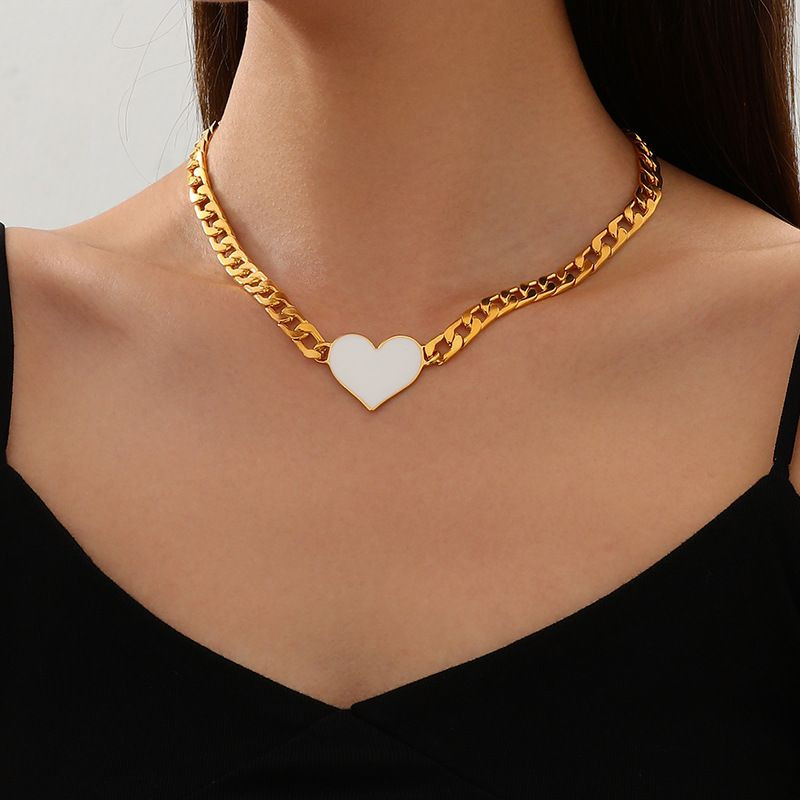 Золотистая цепь с крупным красным сердцем CJL97626