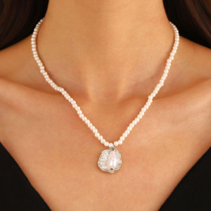 Короткие бусы из белого бисера с крупной жемчужной подвеской CJL30126