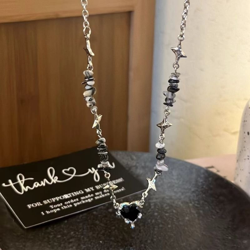 Многослойное колье с черным сердцем и декоративными цепями CJD68689 Многослойное колье с черным сердцем и декоративными цепями CJD68689