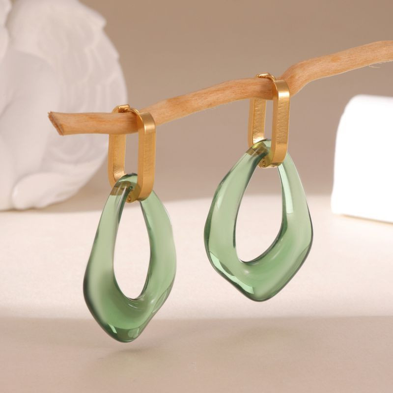 Стильные геометрические серьги с зелеными подвесками CJP83174