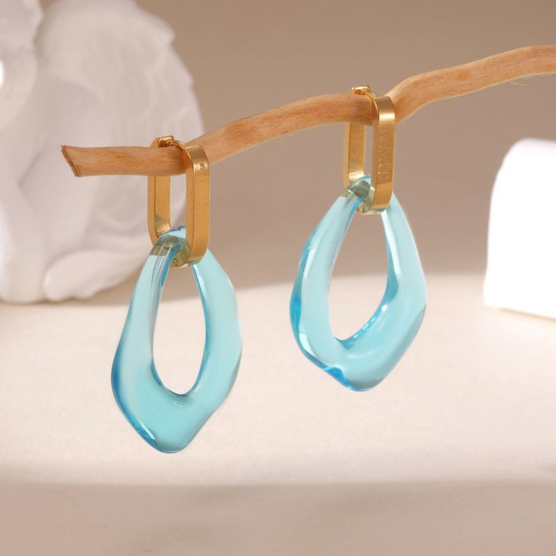 Стильные геометрические серьги с зелеными подвесками CJP83174